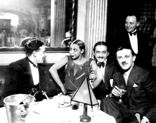 Joséphine Baker avec Georges Simenon et son fiancé Giuseppe Abatino, Restaurant Chez Joséphine, vers 1928