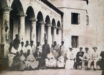 Roi Prempeh et cour avec Dr de Groot et Mme de Groot au château de la Côte d