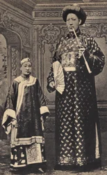 Les Monstres, le géant de Chine. Photographie, fin du XIXe siècle, Paris. Collection privée.