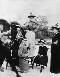 Marcel Proust (1871-1922) agenouillé avec une raquette de tennis devant Jeanne Ponquet debout sur une chaise à Neuilly (France) 1892