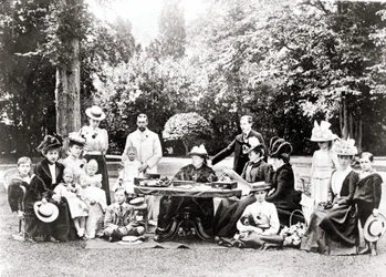 Membres de la famille royale britannique, y compris le roi George V, le roi Édouard VIII autour de la reine Victoria lors d
