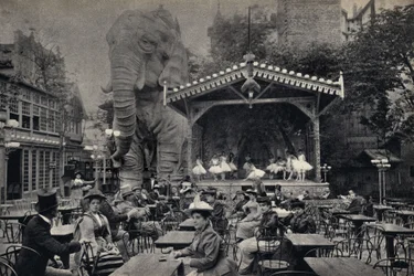 Scène de vie populaire au Moulin Rouge à Paris. Photographie, fin du 19e siècle, Paris. Coll. Selva