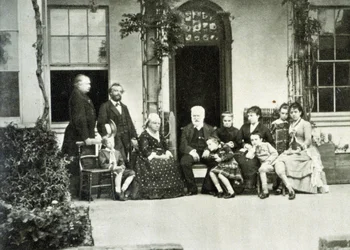 Portrait de Victor Hugo en exil à Guernesey en 1866 avec Juliette Drouet à sa droite