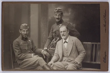 Sigmund Freud avec ses fils Ernst et Martin portant des uniformes militaires, vers 1916