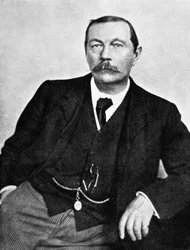 Sir Arthur Conan Doyle (1858-1930), écrivain écossais, ici vers 1910 (photo n/b)