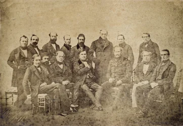 Le Congrès de Paris fut une conférence de paix tenue à Paris, en France, en 1856, entre des représentants des grandes puissances européennes afin de faire la paix après la guerre de Crimée, qui dura presque trois ans - Guerre de Crimée (1853-1856) :