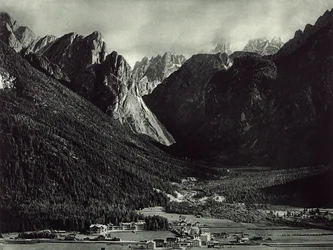 La ville de Dobbiaco dans les Dolomites