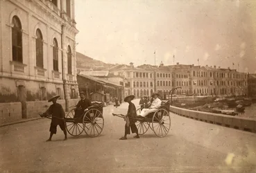 Deux hommes transportés en rickshaw à Hong Kong