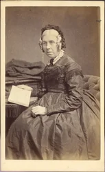 Femme avec un livre, vers 1860 (photographie)