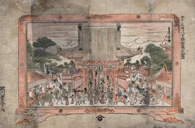 Des personnes entrent dans un grand temple. A l