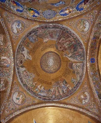 Vue du dôme avec des mosaïques sur fond doré illustrant la vie de Moïse. Dans les pendentifs, les quatre prophètes Salomon, David, Zacharie, Malachie. Début du XIIIe siècle. Basilique San Marco