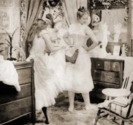 Réduire le surplus, carte stéréoscopique représentant une jeune femme serrée dans un corset, vers 1900