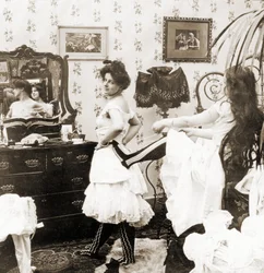 Carte stéréoscopique représentant une femme serrée dans un corset, c.1900