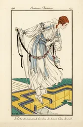 Femme en robe de nainsook bordée de lin bleu ciel