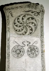 Pierre runique avec symbole solaire, VIIe-VIIIe siècle