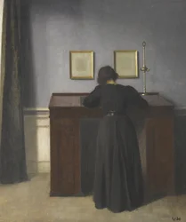 Ida debout à un bureau