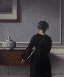 Intérieur avec jeune femme vue de dos