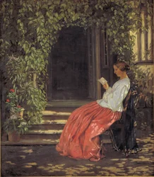 Dame lisant devant une porte de jardin