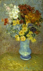Fleurs dans un vase bleu