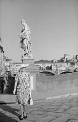 Mannequin posant sur le pont Santa Trinita à Florence lors d