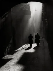 Deux hommes marchent dans une petite rue typique de Florence
