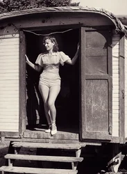 Jeune femme sur une voiture de cirque, vers 1960 (photo n/b)