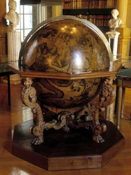Le globe céleste de Coronelli au méridien de Gatellier. Ce globe fut réalisé par le moine franciscain Vincenzo Coronelli (1650-1718). Institut de France, Paris.