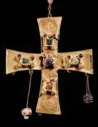 Croix de Torredonjimeno (métal incrusté de pierres précieuses et ornements floraux)