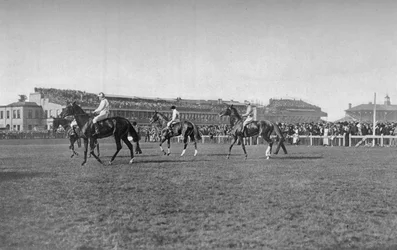 Chevaux de St. Leger devant la tribune de Doncaster, c. 1901, 1903