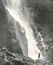 Une cascade dans le district des collines, Dehra Dun, Inde, 1895
