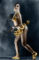 Josephine Baker (1906-1975) en 1925 dans la Revue Nègre au Théâtre des Champs-Élysées, avec sa ceinture de bananes. Photographie de Lucien Walery (1863-1935).