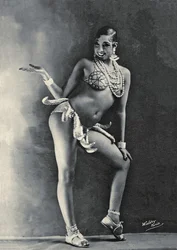 Josephine Baker portant son célèbre costume de banane vers 1927