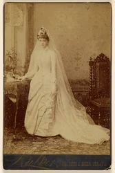 [Femme non identifiée en robe de mariée, debout]