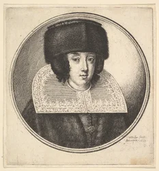 Femme avec un col en dentelle rigide et un chapeau en fourrure à couronne plate