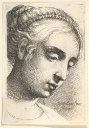 Femme avec un rang de perles dans les cheveux, regardant vers le bas à droite