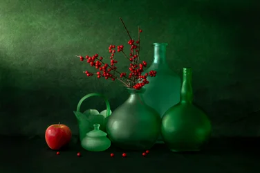 Bouteilles vertes, baies rouges