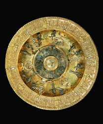 Plat en argent doré avec serpents, grenouilles et homards, émail ...