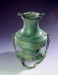 Art chinois : vase en bronze de Than-Hoa, période Han. Paris, Musée Cernuschi