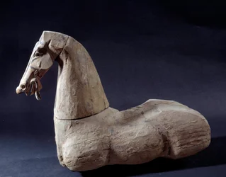 Art chinois : cheval en bois. Sculpture de la période Han. Paris, Musée Cernuschi