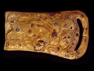 Art chinois : boucle de ceinture en or incrustée de pierres précieuses. Dynastie Han occidentale (206 av. J.-C.-25 apr. J.-C.). Paris, Musée Cernuschi