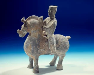 Art chinois : statuette de cavalier (206 av. J.-C.-220 ap. J.-C.), période Han. Musée Cernuschi, Paris