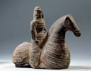 Art chinois : statuette de cavalier en armure (206 av. J.-C.-220 apr. J.-C.), période Han. Paris, Musée Cernuschi