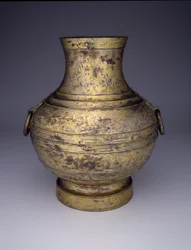 Vase de stockage (Hu ou Zhong) avec dragons entrelacés et nuages stylisés