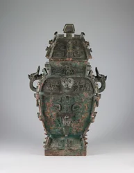Vase à vin couvert (fang lei) à décor de masques zoomorphes et d