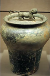 Vase à vin en forme de jarre, surmonté d
