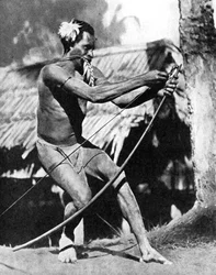 Un chasseur bandant son arc, 1936