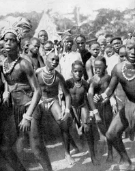 Garçons danseurs déguisés en filles, tribu Yafouba, Afrique de l