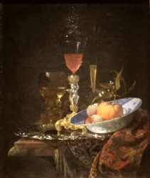 Verre à vin et coupe de fruits