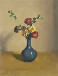 Un bouquet de soucis dans un vase bleu