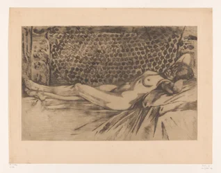 Jeune femme nue allongée sur un banc